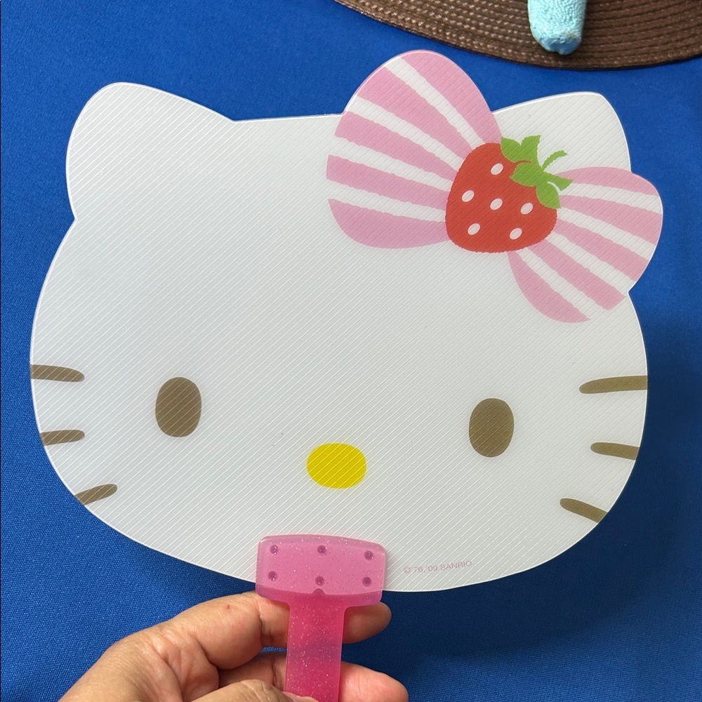 🖤NEW🔺2009 Hello Kitty Pink and White Hand Fan - Picture 4 of 9